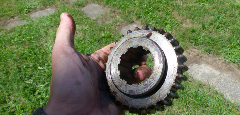 Illustration for article titled This Is What A Thoroughly Broken Manual Transmission Looks Like Inside